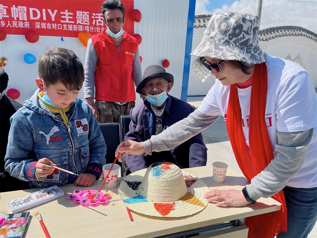 大手牵小手——为护边员绘制凉帽活动2.jpg